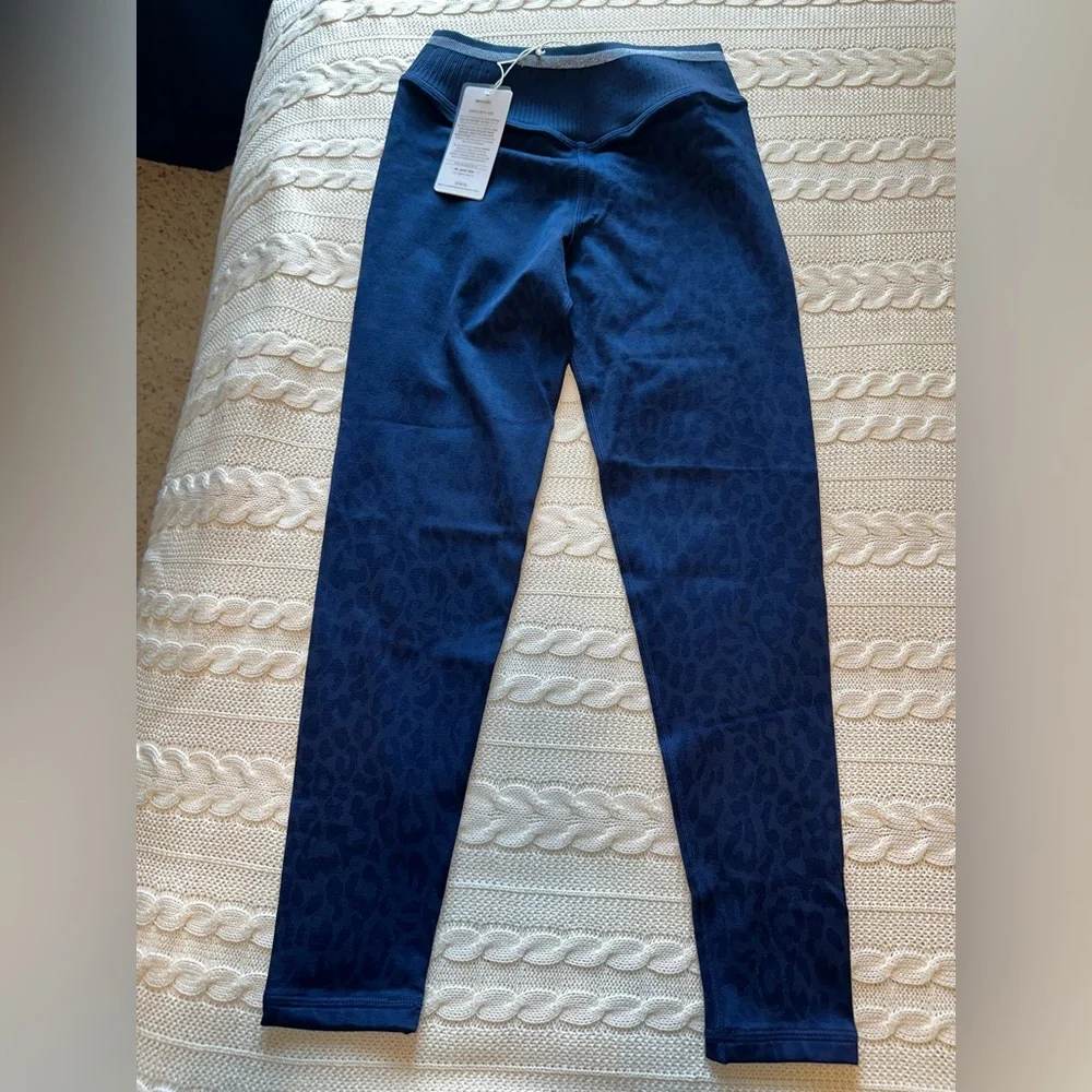 Avocado Yoga Leo Stripe V-Back Legging Maritime Blue  Size M/L NWT - Picture 2 of 10